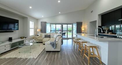 Luxe on Lincoln - Close to Zoo, Rejuvenating Pool