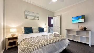 2 bedrooms, desk, iron/ironing board, WiFi