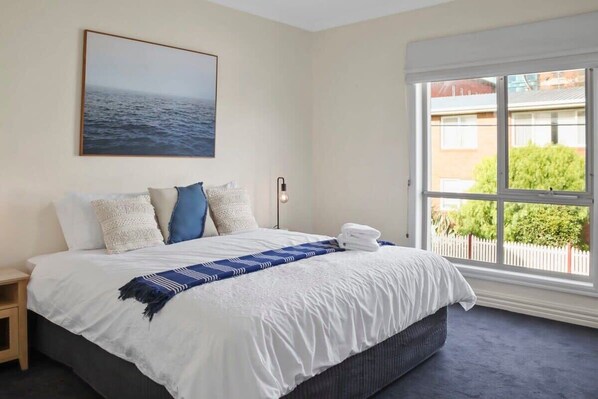 2 bedrooms, desk, iron/ironing board, WiFi