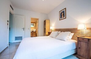 2 bedrooms, iron/ironing board, internet, bed sheets