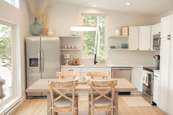 Refrigerador, microondas, horno y parrilla de estufa 