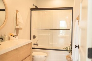 环保洗浴用品、吹风机、毛巾