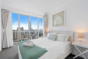 2 bedrooms, iron/ironing board, travel cot, WiFi - Chevron: Majestic Ocean Vista w/ Resort Amenities (Gold Coast)