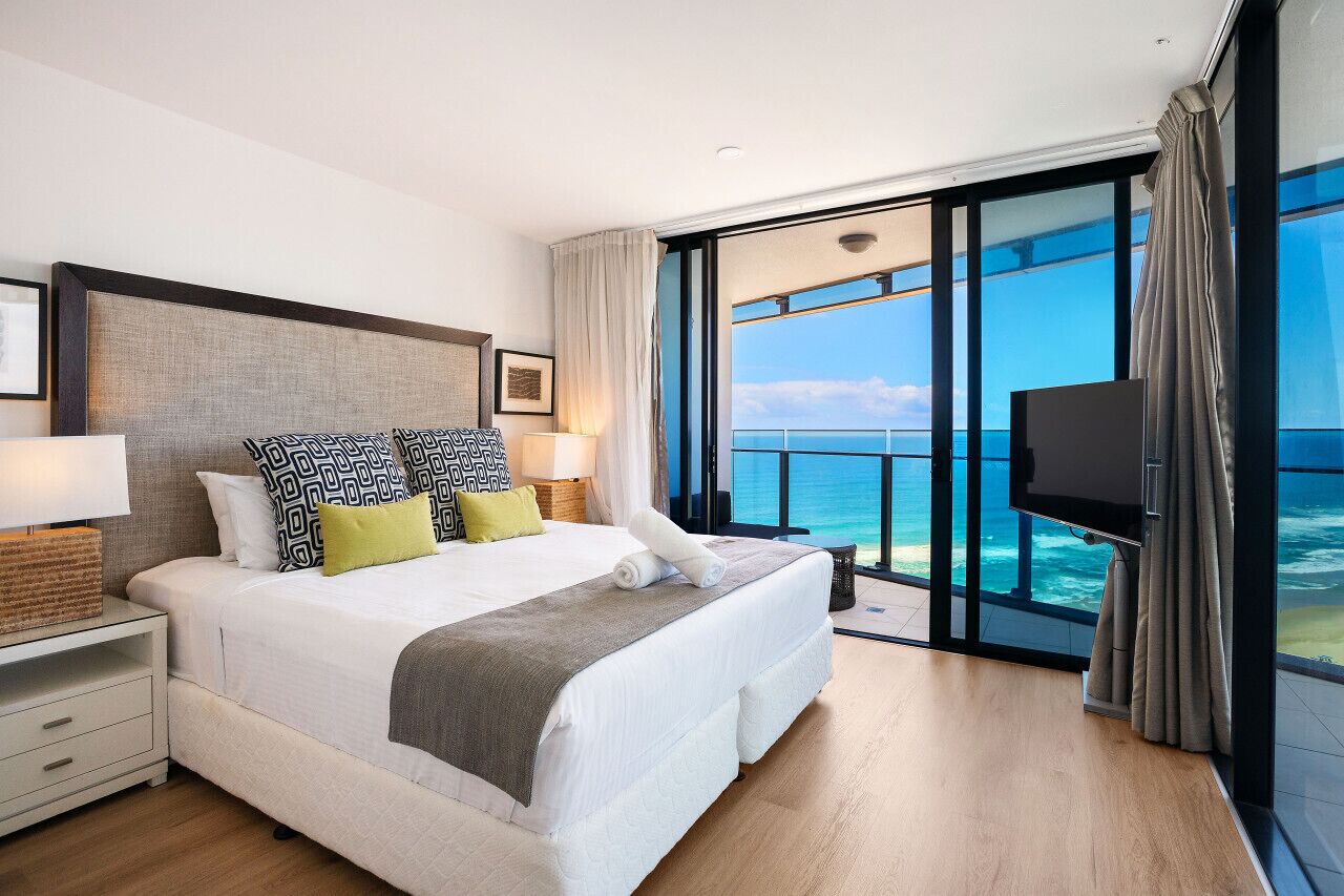 2 soverom, skrivebord, strykejern/-brett og reiseseng for barn