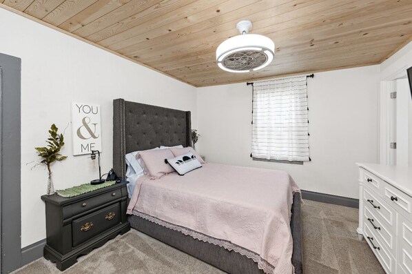 4 bedrooms, desk, iron/ironing board, travel cot