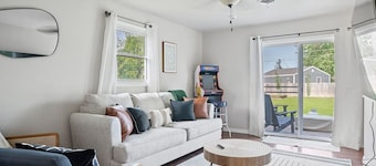 Charming Home- Pet-Friendly- LG Fenced Backyard