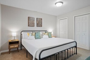 3 habitaciones, tabla de planchar con plancha y cuna de viaje 