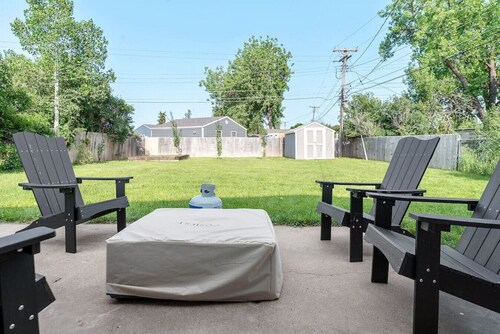 Elm Avenue ·  ★Charming Home★Pet-Friendly★LG Fenced Backyard★