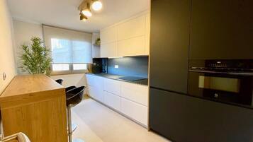 Geladeira, micro-ondas, fogão, lava-louças