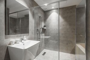 Superior Family Room | Bathroom | Bathrobes, slippers, towels - Cloudin Hotel Mokpo Peace Square branch (Mokpo)