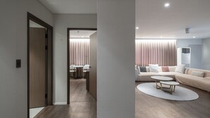 Una sala de estar moderna con un sofá, una mesa de centro y un comedor con una mesa y sillas.