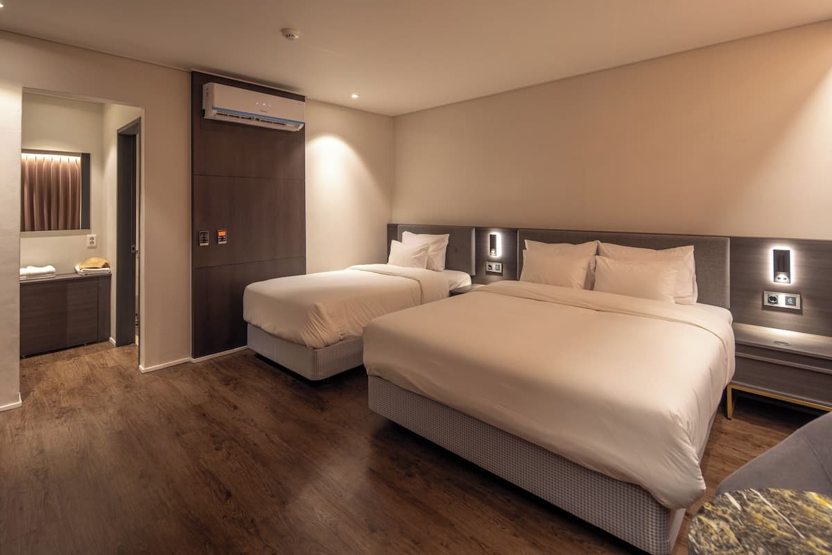 Couette en duvet d'oie, matelas Select Comfort, rideaux occultants