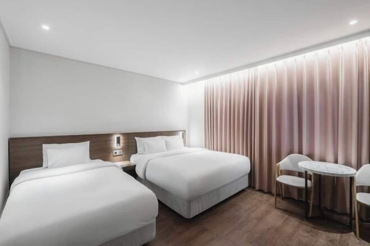 1 bedroom, down comforters, Select Comfort beds, blackout drapes