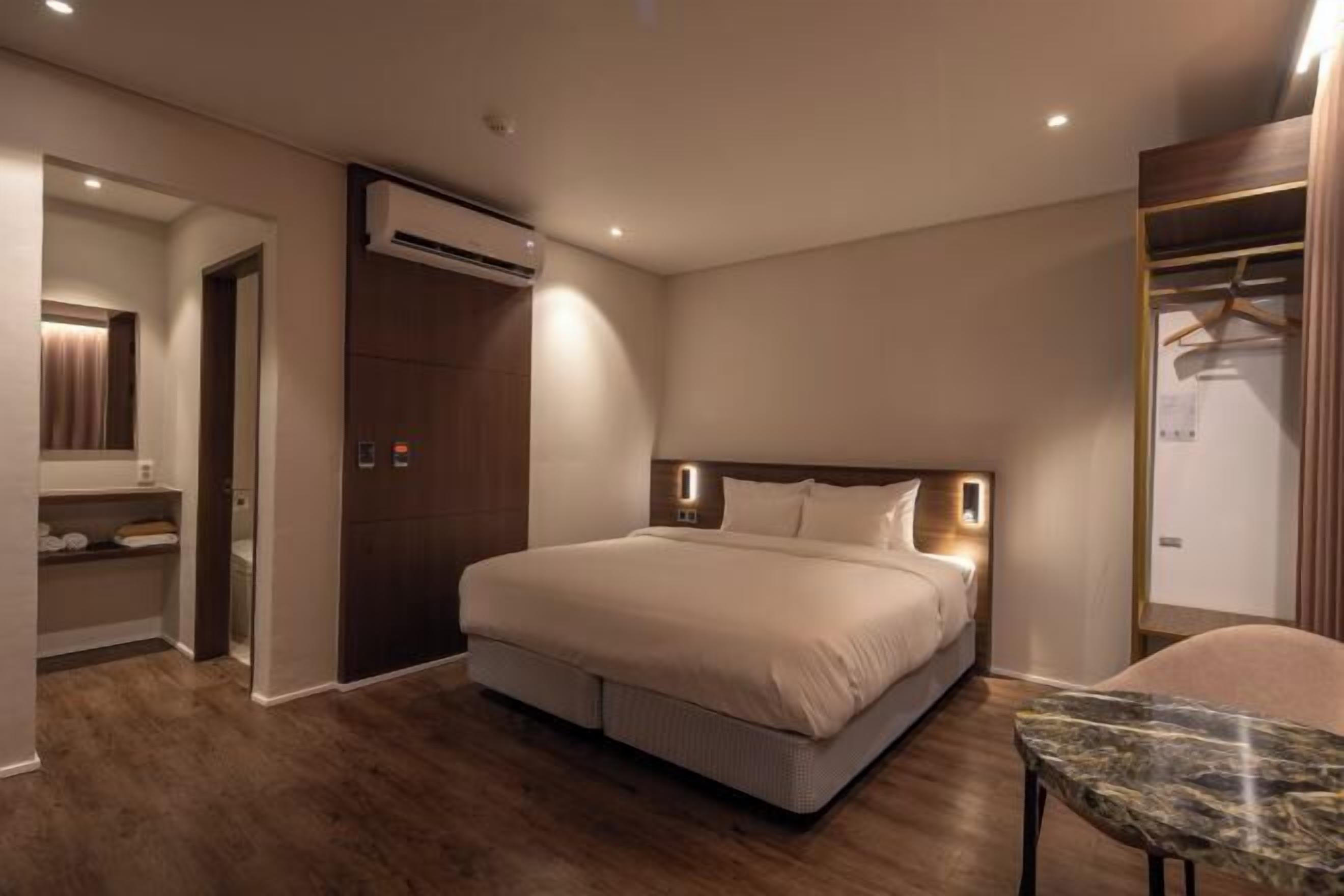Couette en duvet d'oie, matelas Select Comfort, rideaux occultants