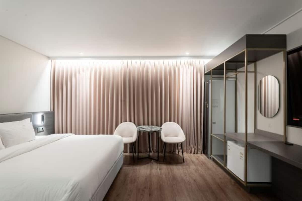 1 bedroom, down duvets, Select Comfort beds, blackout curtains