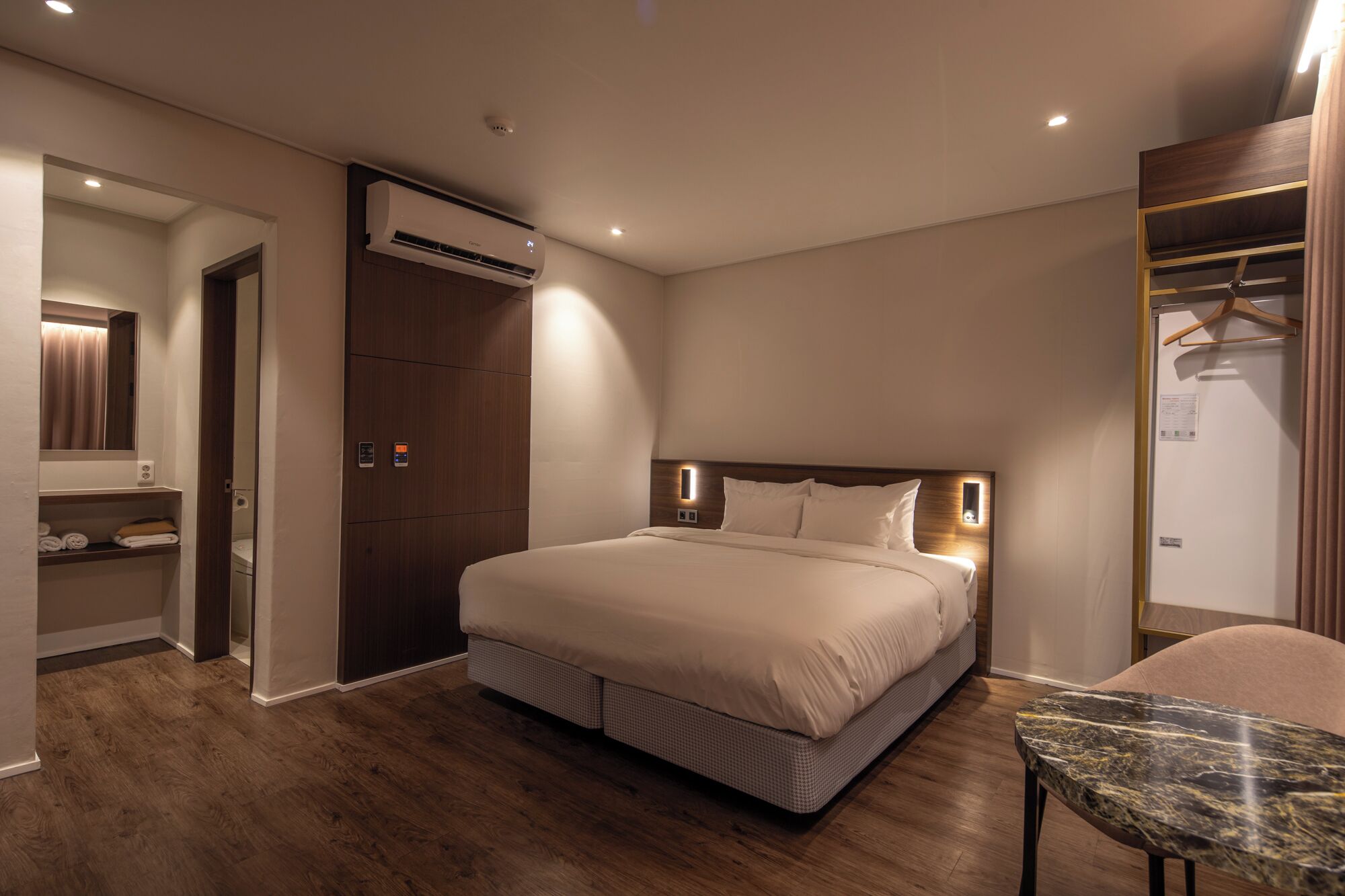 Couette en duvet d'oie, matelas Select Comfort, rideaux occultants