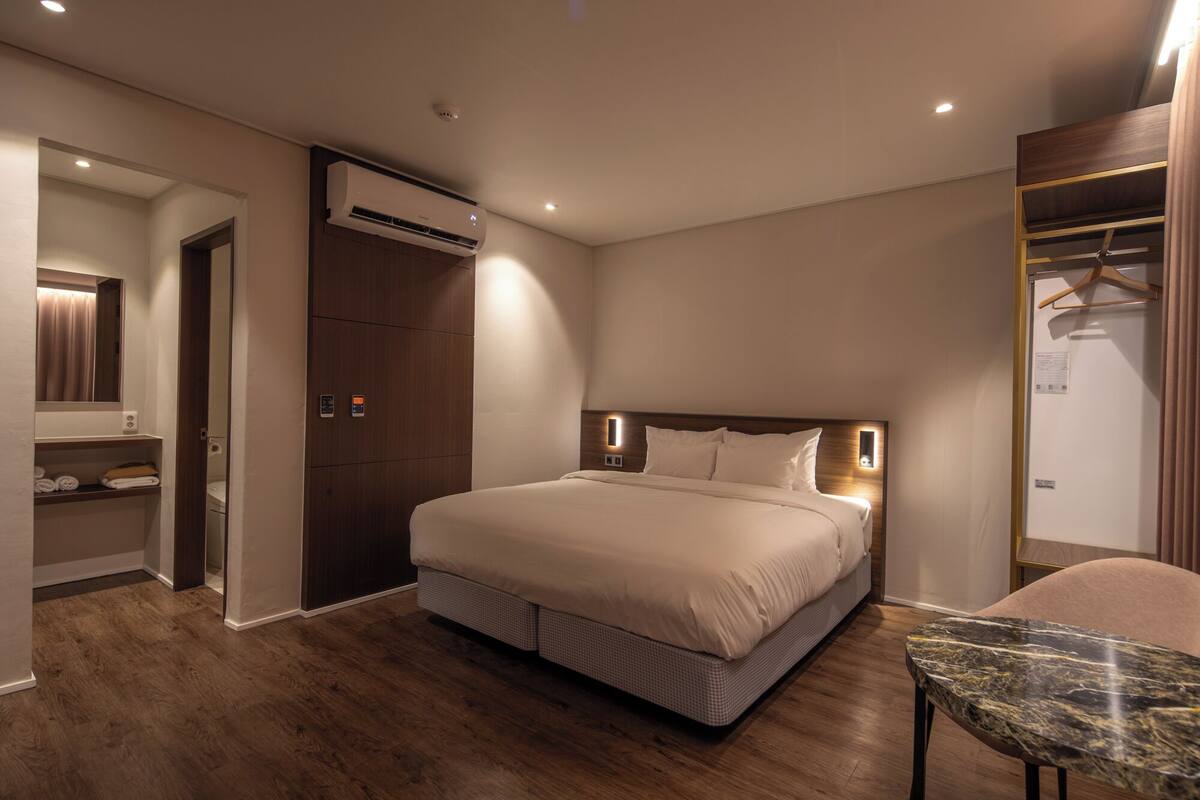 Double Room | ผ้านวมขนเป็ด, เตียง Select Comfort, ผ้าม่านกันแส  ง, Wi-Fi ฟรี