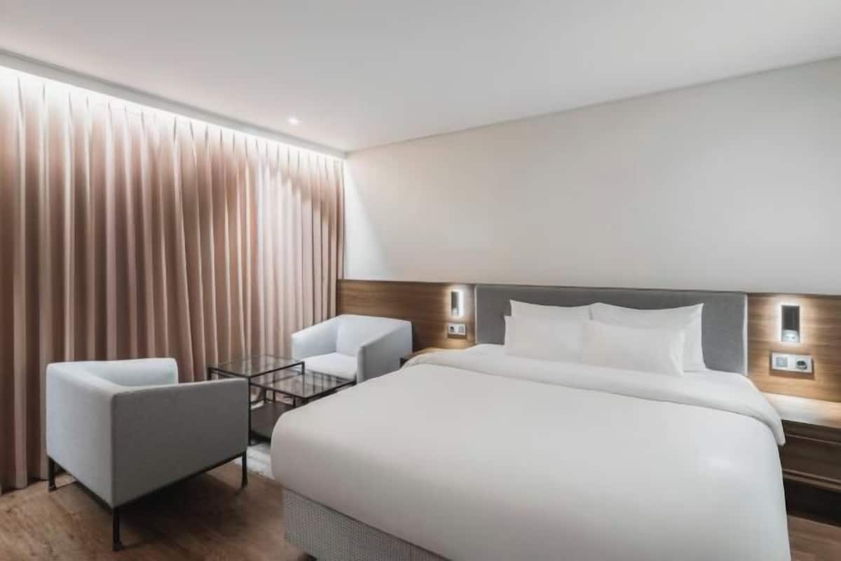 1 bedroom, down comforters, Select Comfort beds, blackout drapes