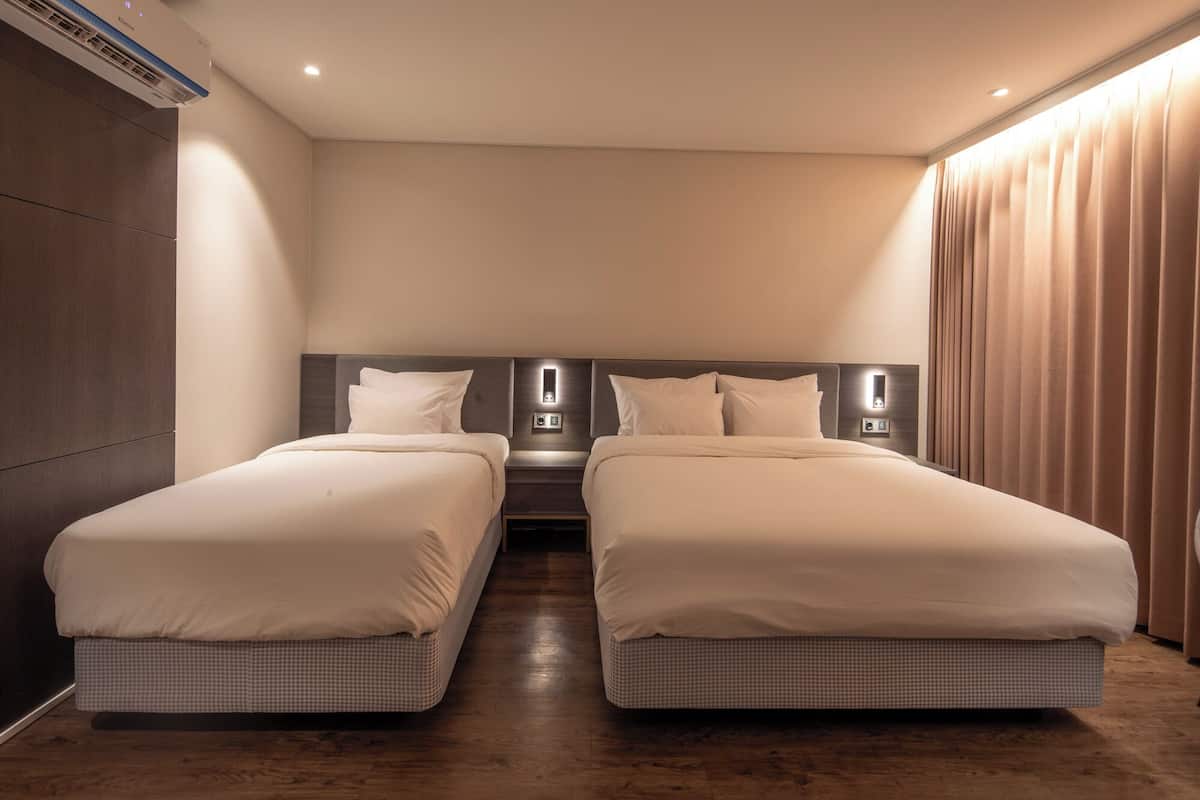 Deluxe Twin Room | Down duvets, Select Comfort beds, blackout curtains, free WiFi