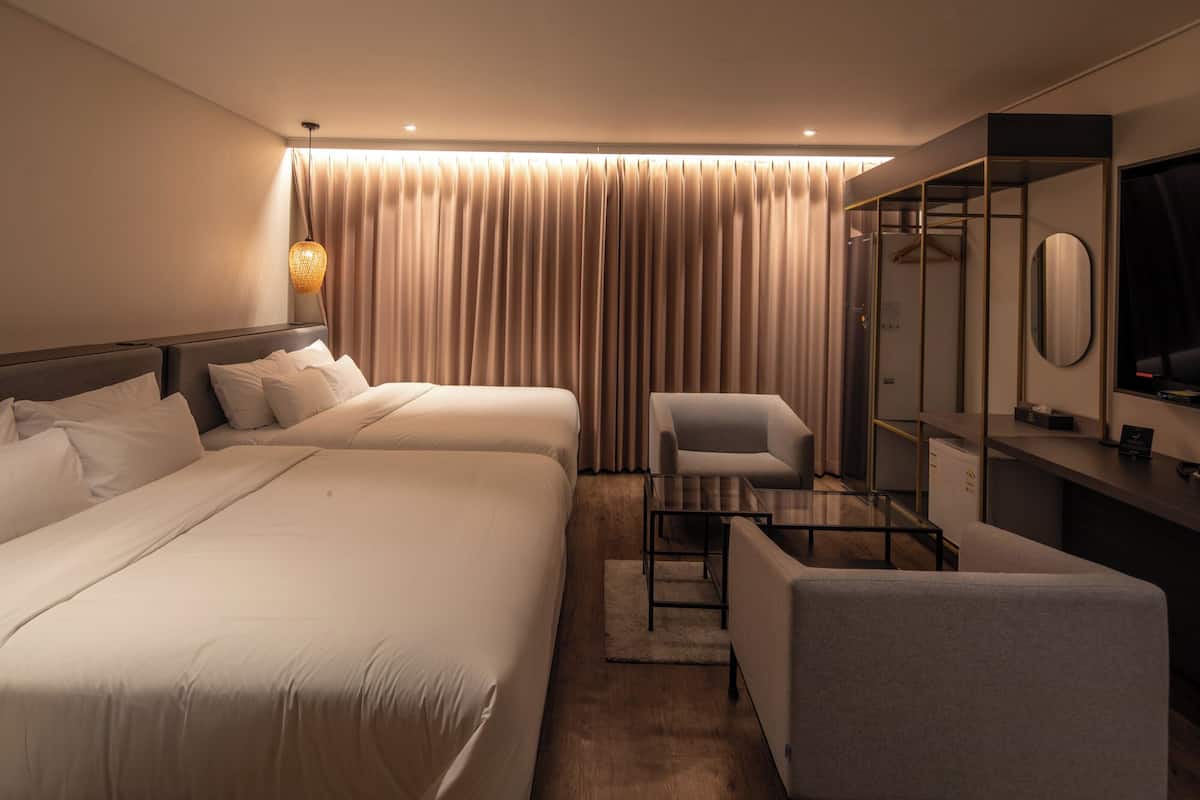 Couette en duvet d'oie, matelas Select Comfort, rideaux occultants