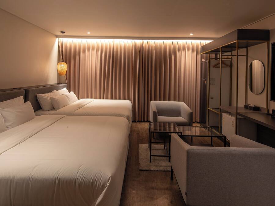 Superior Family Room | Selimut bulu angsa, tempat tidur Select Comfort, dan tirai kedap cahaya