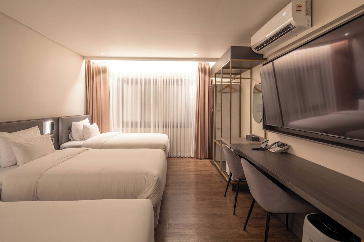 Superior Triple Room | ผ้านวมขนเป็ด, เตียง Select Comfort, ผ้าม่านกันแสง, Wi-Fi ฟรี