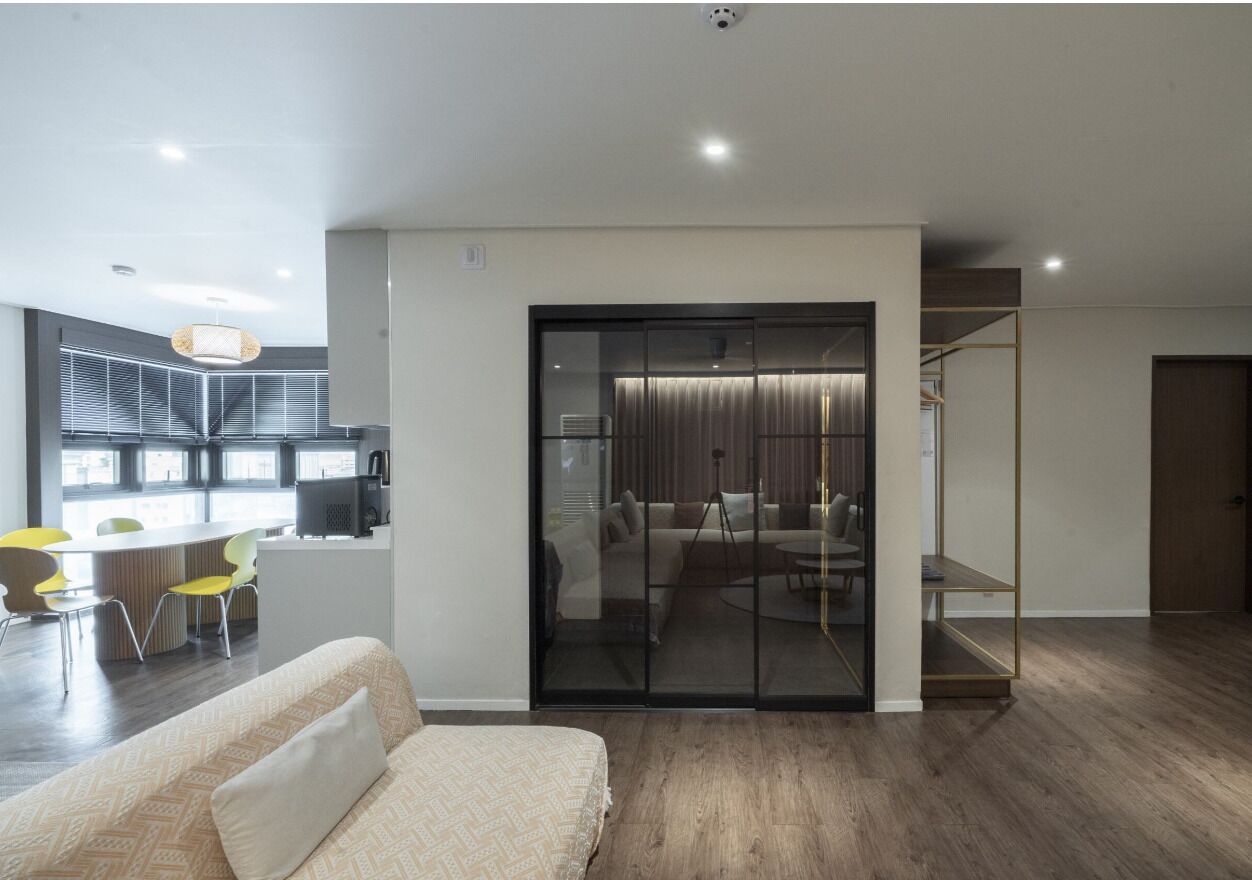 Presidential Suite | Opholdsområde | 65-tommers fladskærms-tv med kabelkanaler