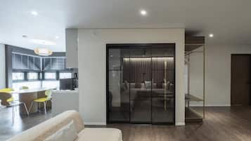 Presidential Suite | Opholdsområde | 65-tommers fladskærms-tv med kabelkanaler