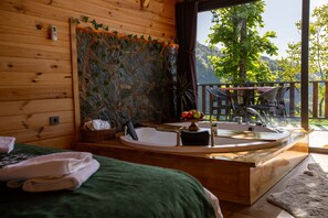 Chambre Deluxe avec lits jumeaux, 2 chambres | Salle de bain | Douche hydromassante, articles de toilette gratuits, sèche-cheveux