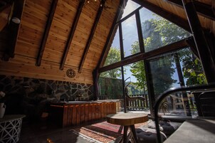 华丽小屋, 1 张大床, 山景 | 起居区 | 平板电视、壁炉