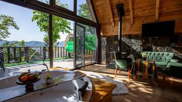 Chambre Deluxe avec lits jumeaux, 2 chambres | Coin séjour | Télévision à écran plat de 60 pouces avec chaßnes par satellite