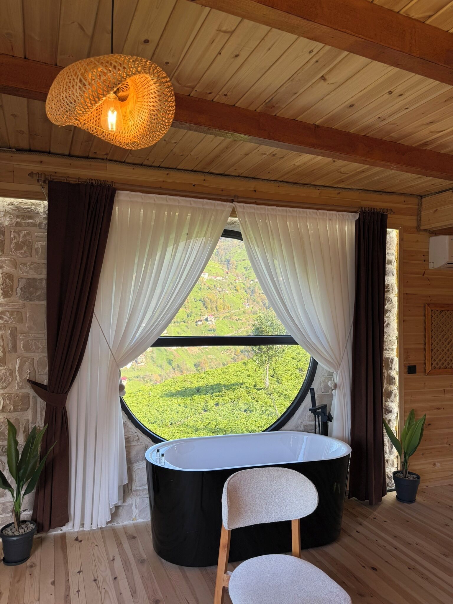 Escritorio, sistema de insonorización y wifi gratis 