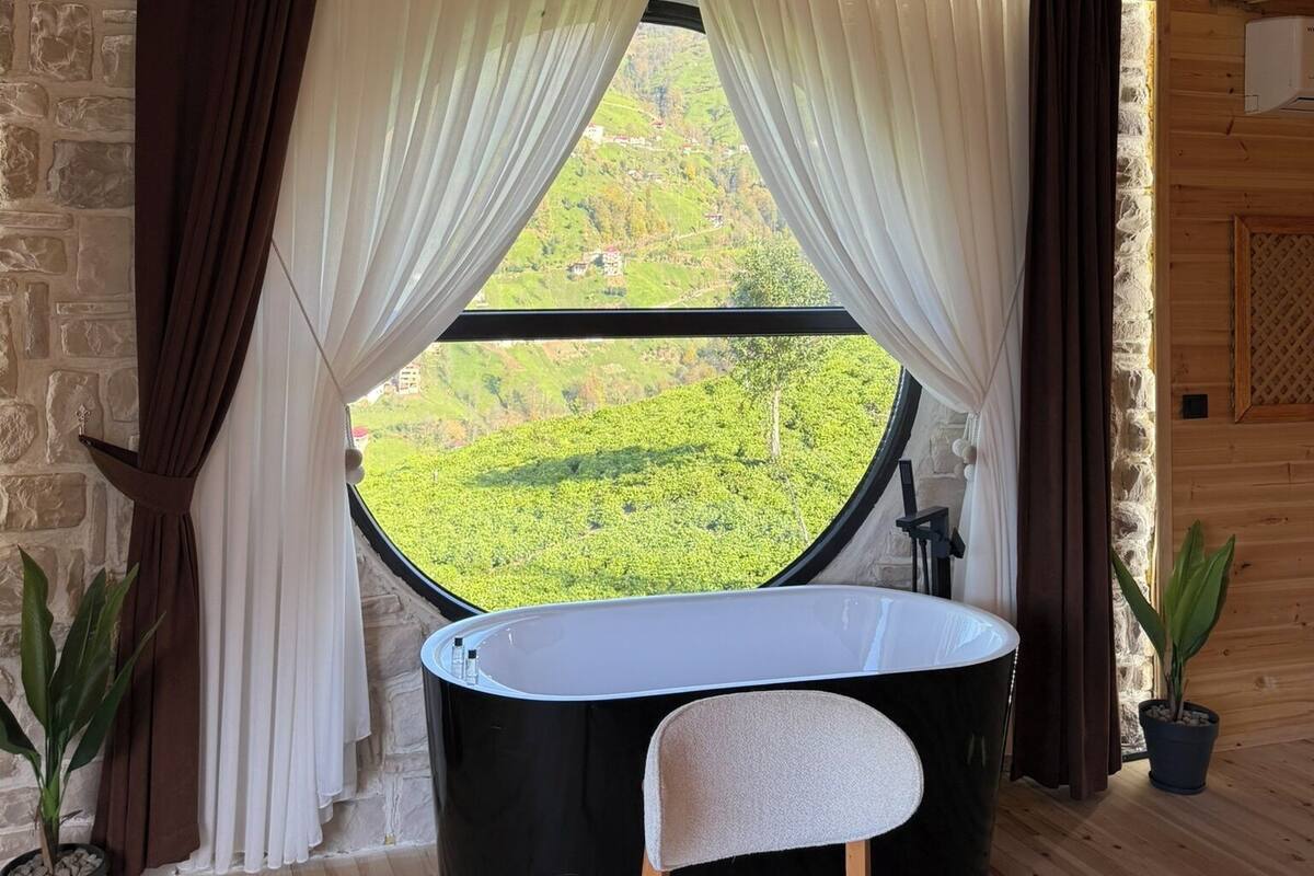 Honeymoon Room, 1 Queen Bed | Desk, soundproofing, WiFi (free)