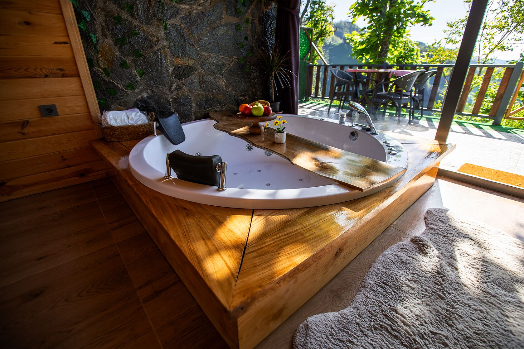 Deluxe Twin Room, 2 Bedrooms | Bathroom | Hydromassage showerhead, free toiletries, hair dryer, slippers