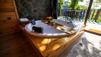 Deluxe Twin Room, 2 Bedrooms | Bathroom | Hydromassage showerhead, free toiletries, hair dryer, slippers