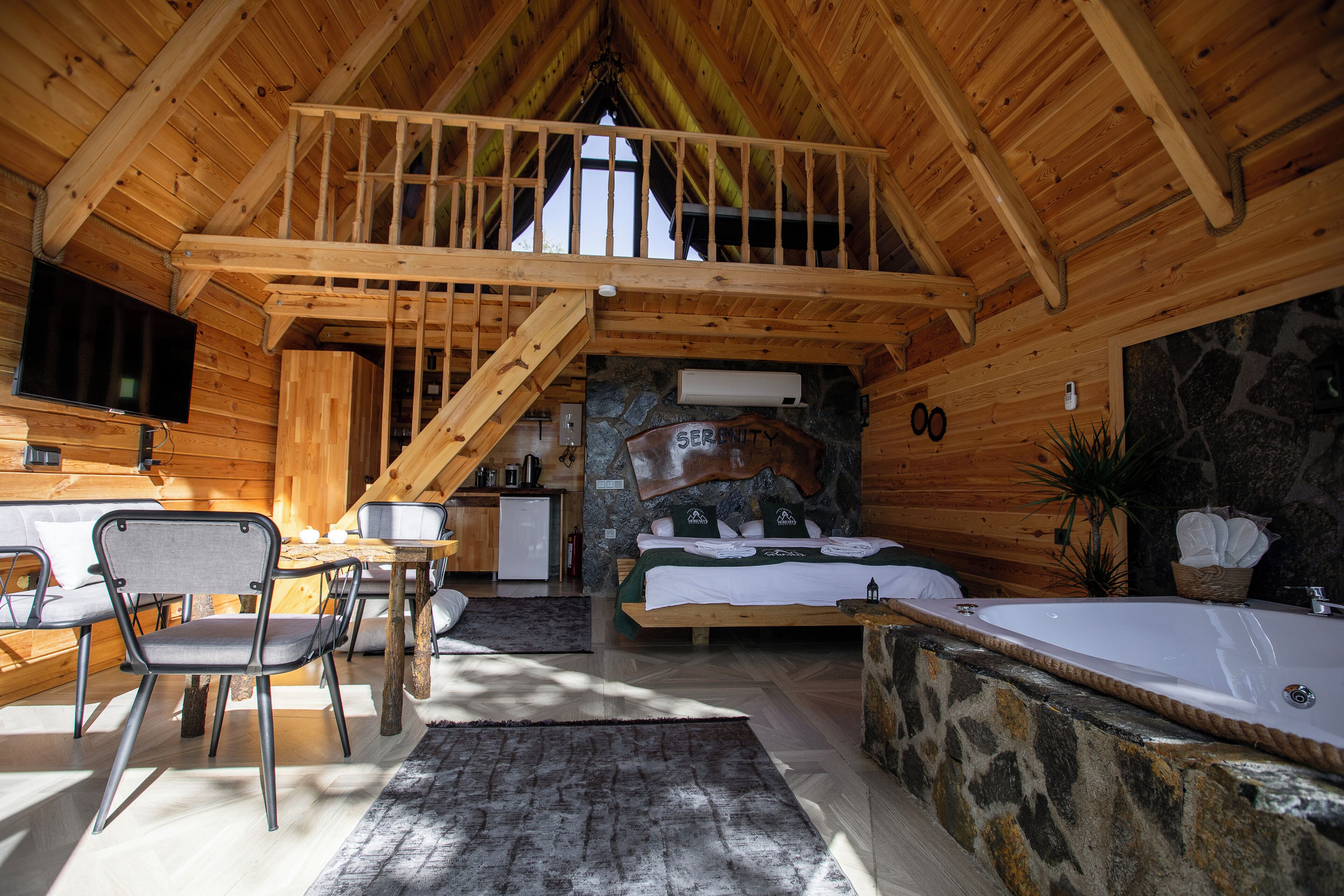 Escritorio, sistema de insonorización y wifi gratis 