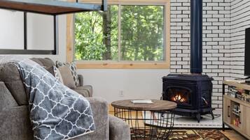 Een televisie en een open haard