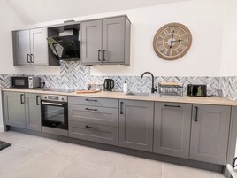 冰箱、洗碗机、电热水壶、烤面包机