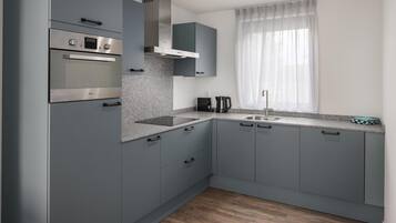 Frigorifero, microonde, piano cottura, lavastoviglie