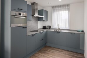 Refrigerador, microondas, placa de cocina, lavavajillas