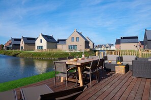 Outdoor dining - Villa by Lake Veere with Modern Amenities (Wolphaartsdijk)