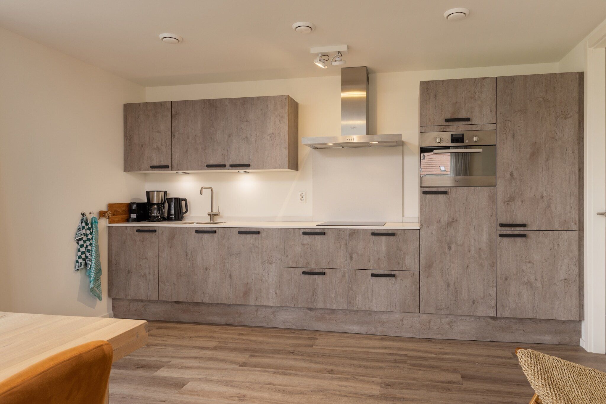 Een koelkast, een magnetron, een kookplaat, een vaatwasser