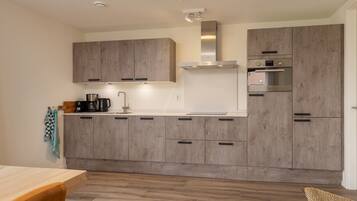 Een koelkast, een magnetron, een kookplaat, een vaatwasser