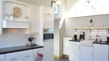 Een koelkast, een oven, een kookplaat, een vaatwasser