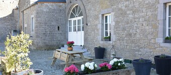 La cour de Himbe – Ferme-Château du 17è au cœur des Ardennes