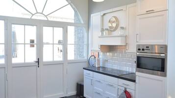 Een koelkast, een oven, een kookplaat, een vaatwasser