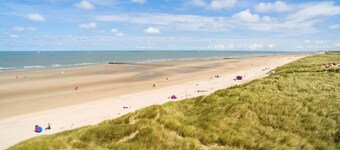 Spacious Modern Villa • Near Beach