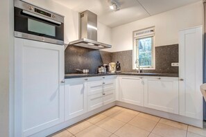 Réfrigérateur, micro-ondes, plaque de cuisson, lave-vaisselle