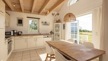 Ofen, Herdplatte, Geschirrspüler, Wasserkocher mit Kaffee-/Teezubehör