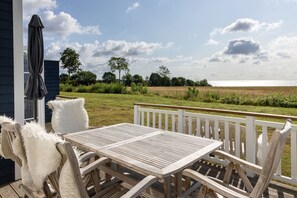 Outdoor dining - Bungalow by the Sea with Sauna in Germany (Sierksdorf)